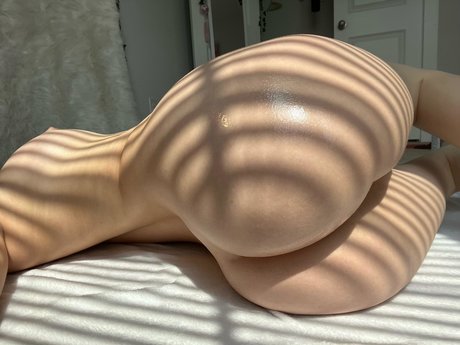 zipoz sexy model picture