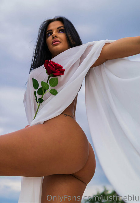 Justmebiu star sexy pic