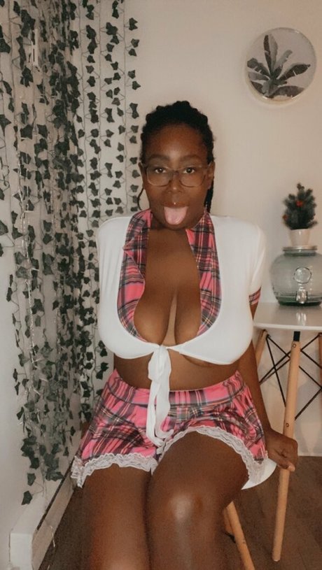 freebigtits6999 top model img