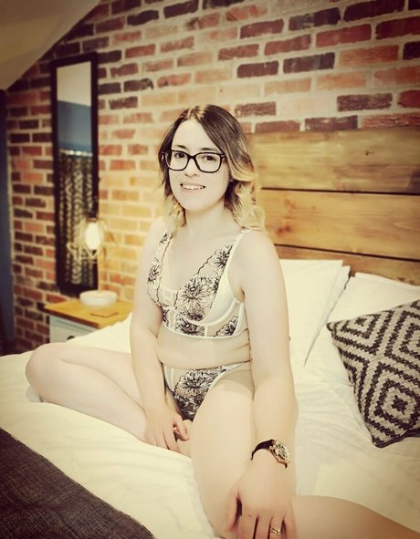 Innocenthotwifexxx hot model img