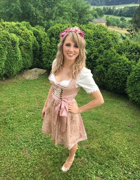 Melissa Naschenweng star free photos