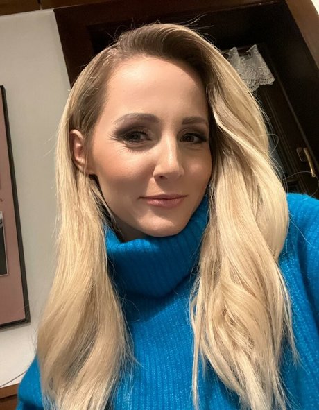 Melissa Naschenweng porn model photos