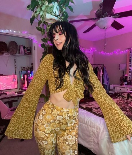 urbabysadie star top archive