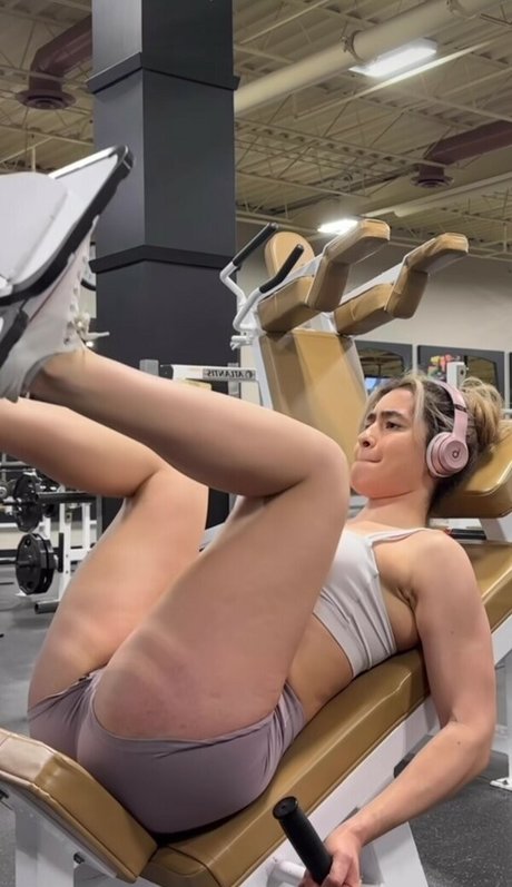 Kenza lifts model photo