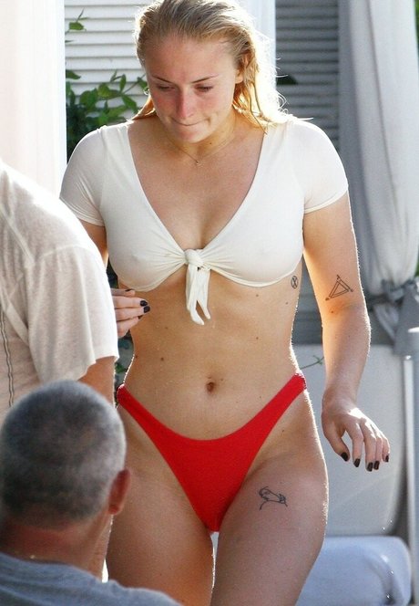 Sophie Turner erotic model pic