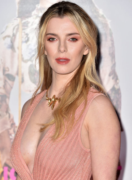 Betty Gilpin perfect star images