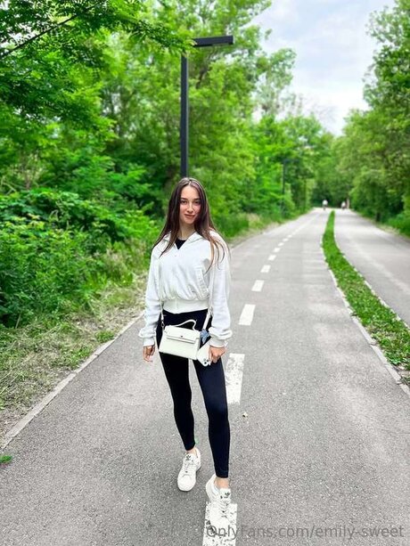 Emily Sweet model pretty image