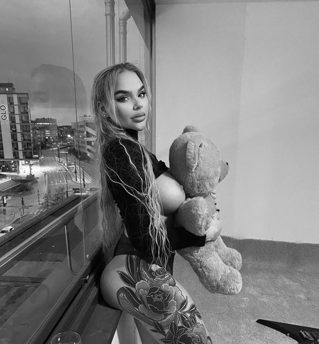 milanasw naked actress picture