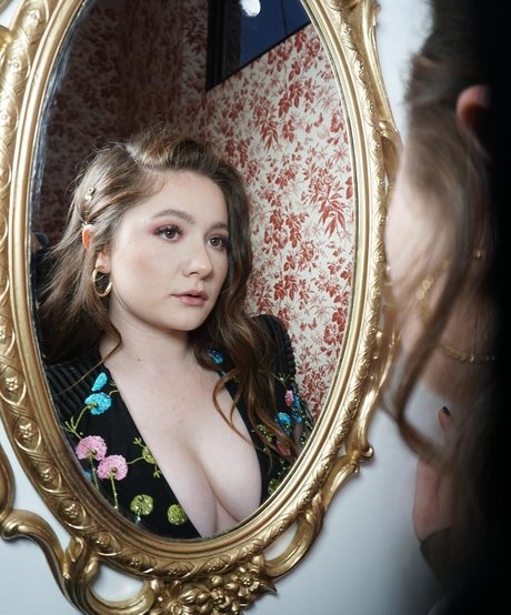 Emma Kenney pornographic actress gallery
