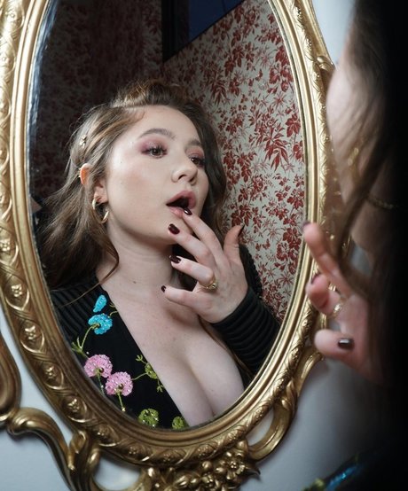 Emma Kenney star adult photos