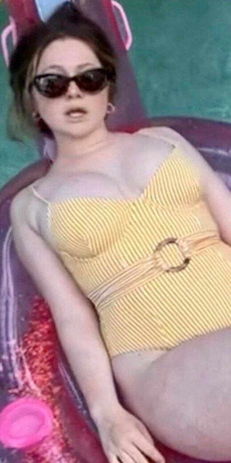 Emma Kenney star perfect photo