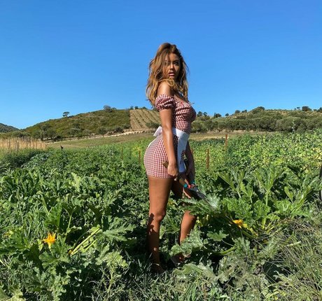 Zahia Dehar star high quality pic