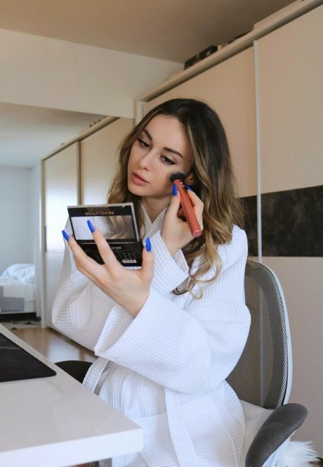 just lola20 pornographic star pic