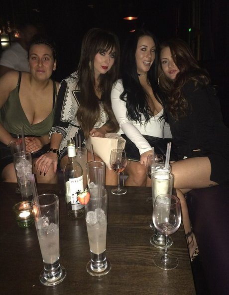 Kelly Louise Sheridan hd model pics