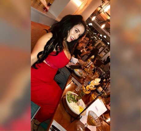 Kelly Louise Sheridan model pretty archive