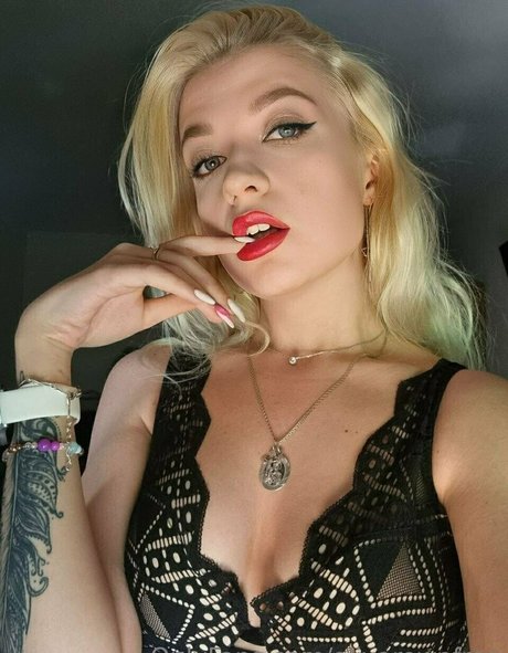 aliyarowefree art star photos