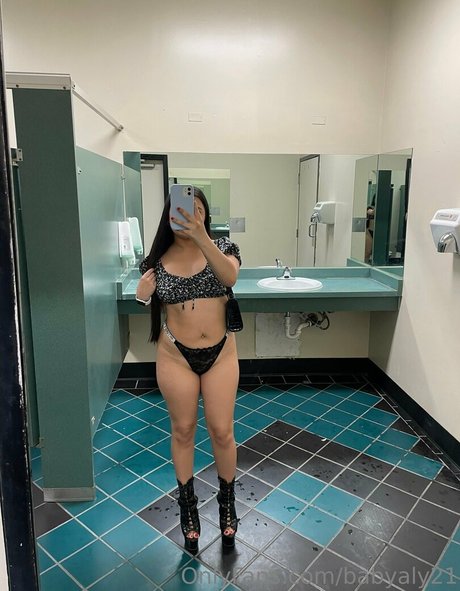 babyaly21 sexy model picture