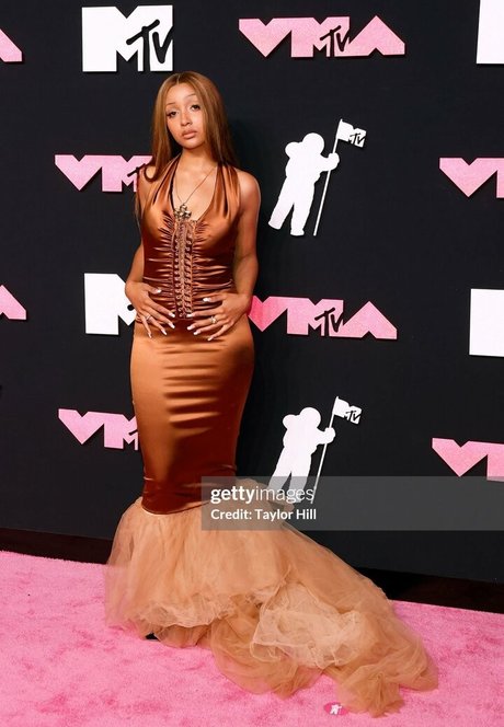 PinkPantheress model pornographic galleries