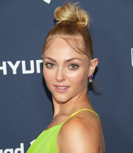 AnnaSophia Robb art star photos