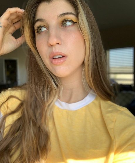 FrivolousFox ASMR pretty pornstar image