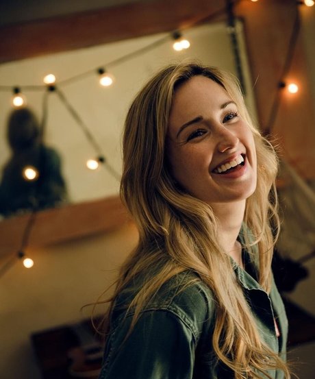 Ashley Johnson pretty actress picture