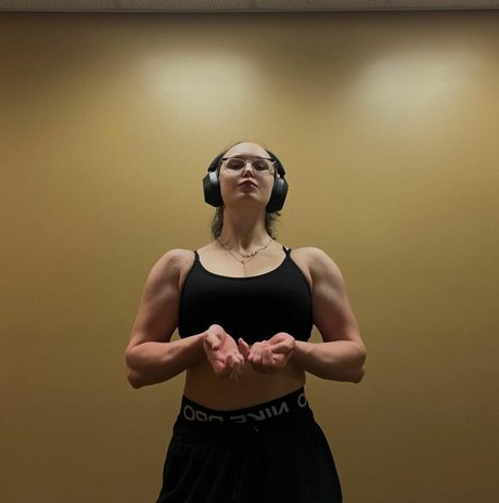 MuscleMommy002 pretty actress img