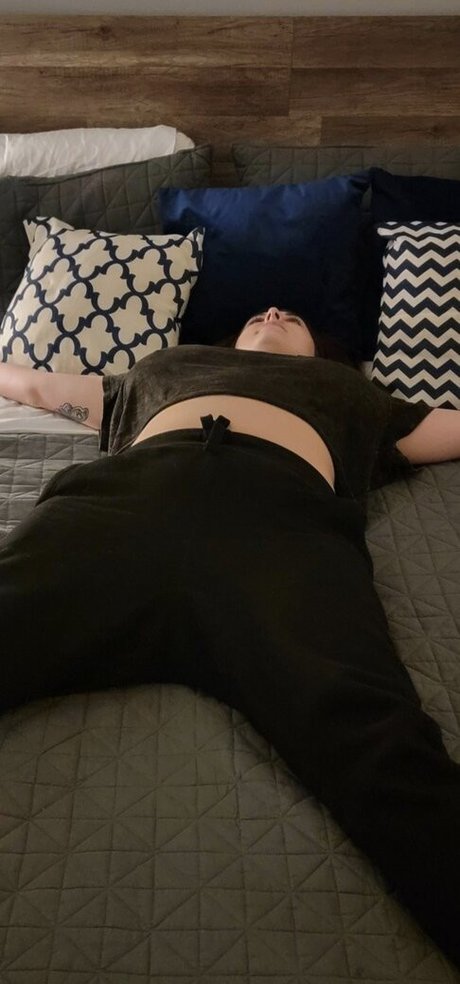 Alluux exclusive model image