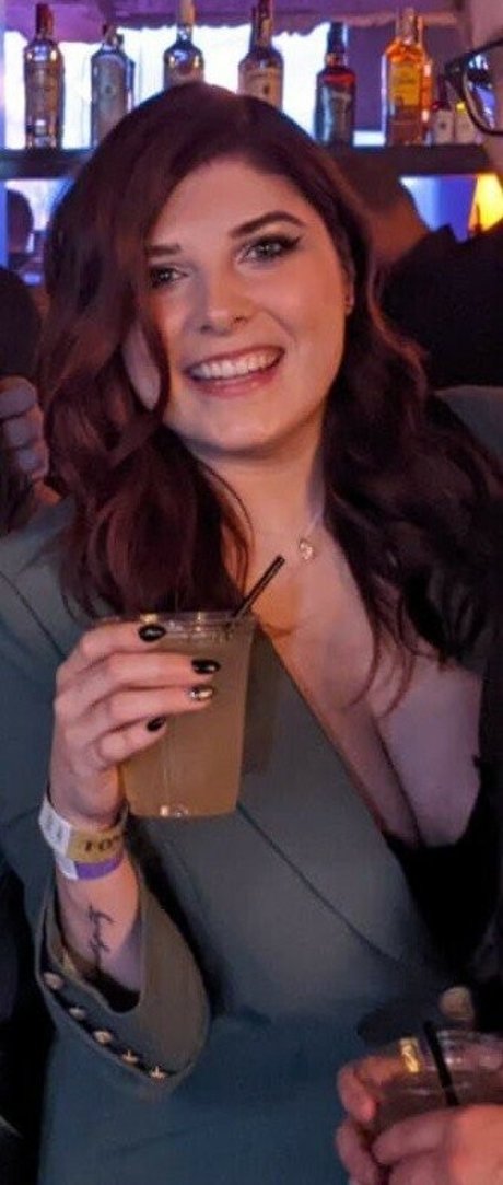 Alluux nude actress archive