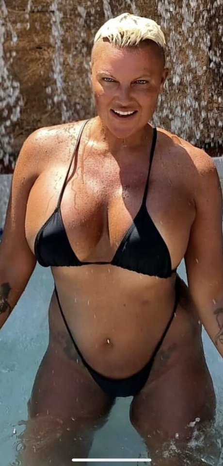 Carro Oberg model perfect images