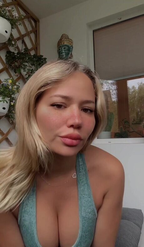 Greatmoongirl model pretty image