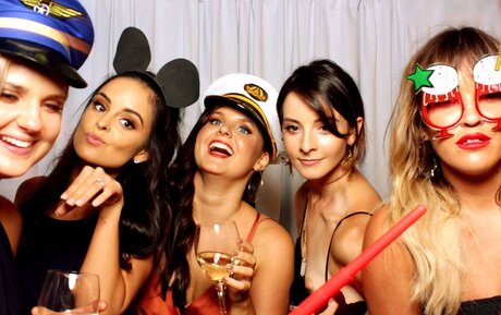 Photobox Flashes exclusive actress photo