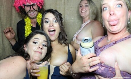 Photobox Flashes porn star photos