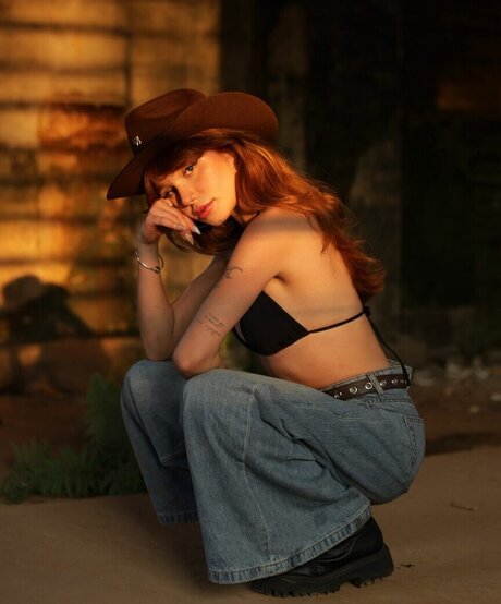 Liv Resenhas model high quality photos