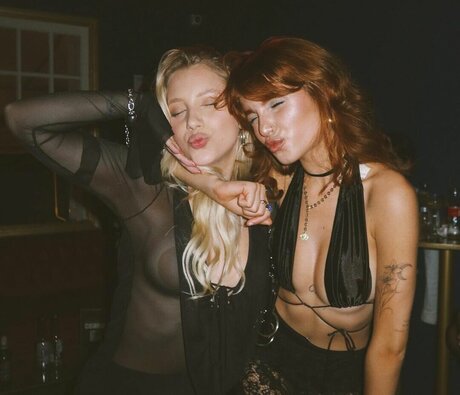 Liv Resenhas model sexy pics