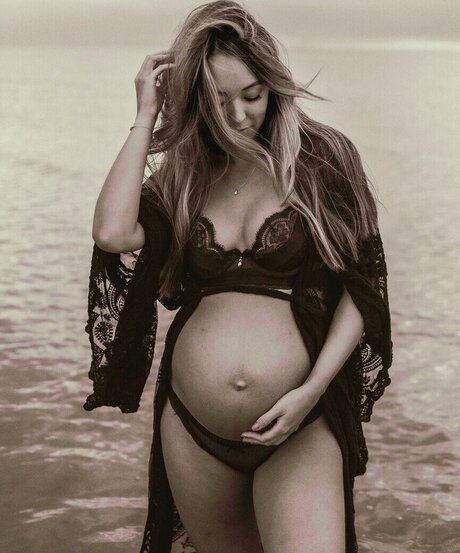 Lydia Hewitt Lee naked star pic