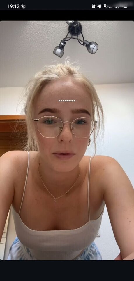 Emely Winkler model art gallery