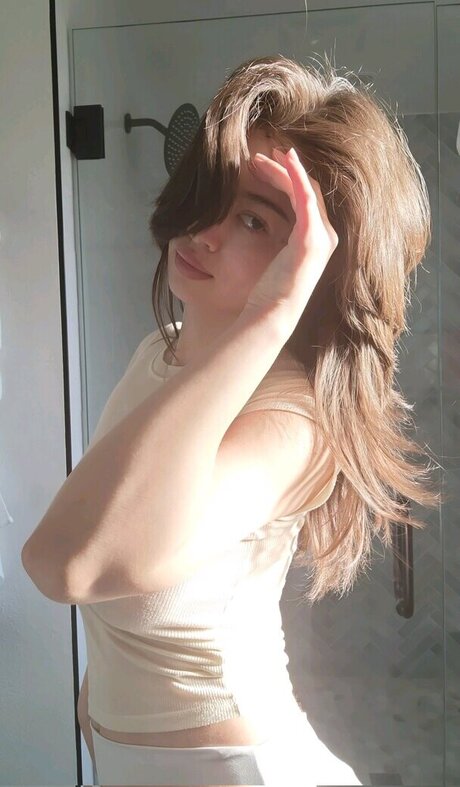 qilin anh pretty model image