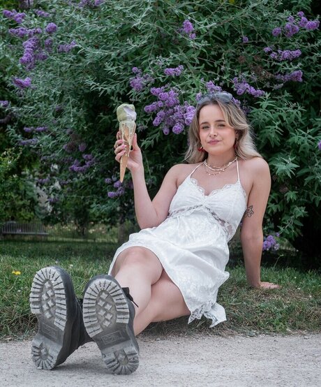 Camille LV model pornographic photos