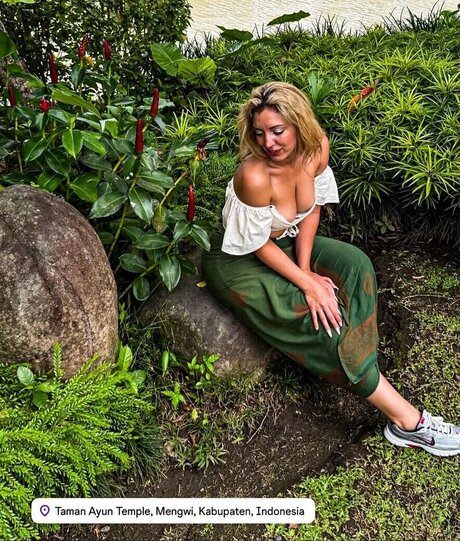 Fidan Atalay pretty model gallery