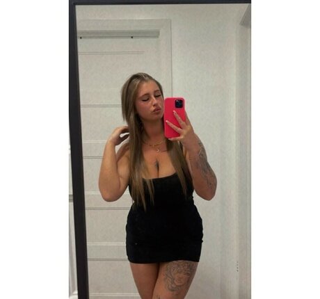 Caroline Casavant star erotic photos