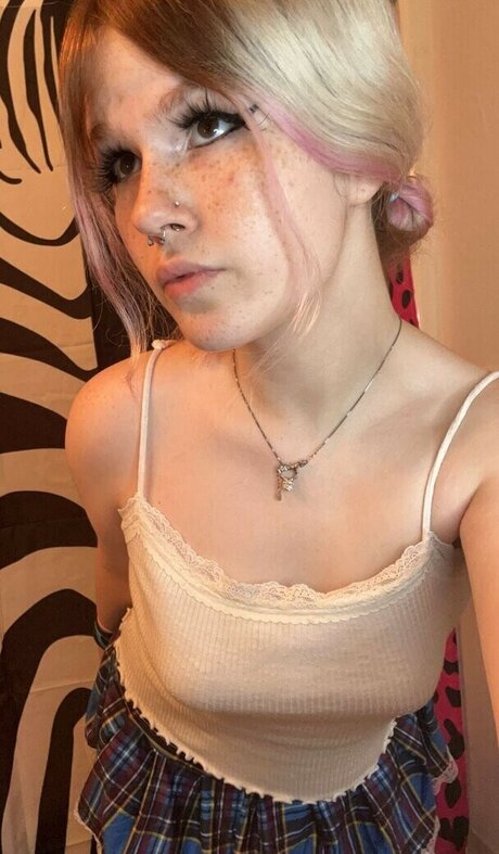 dishonestgirl pornographic actress pic