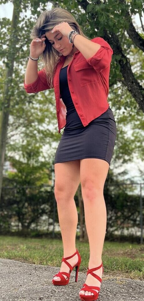 Short Mcnugget model hot pic