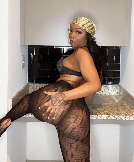 bighomietyni erotic model img