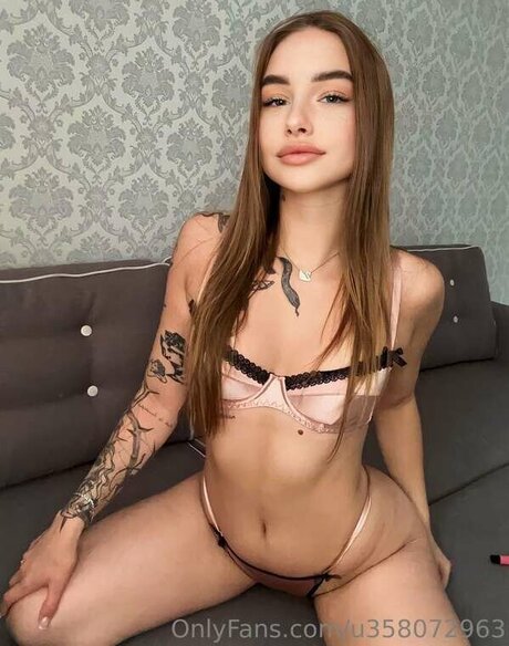 snakemary model naked photos