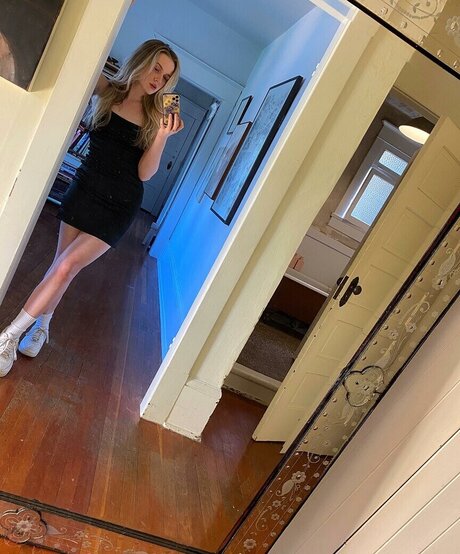 Roan Curtis model hot photo