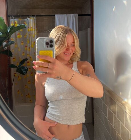 Majaaleonie pornographic model photos