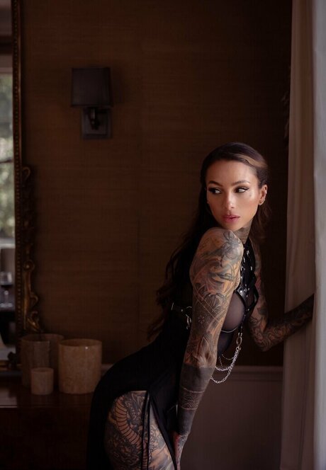 Cleo Petra model top image