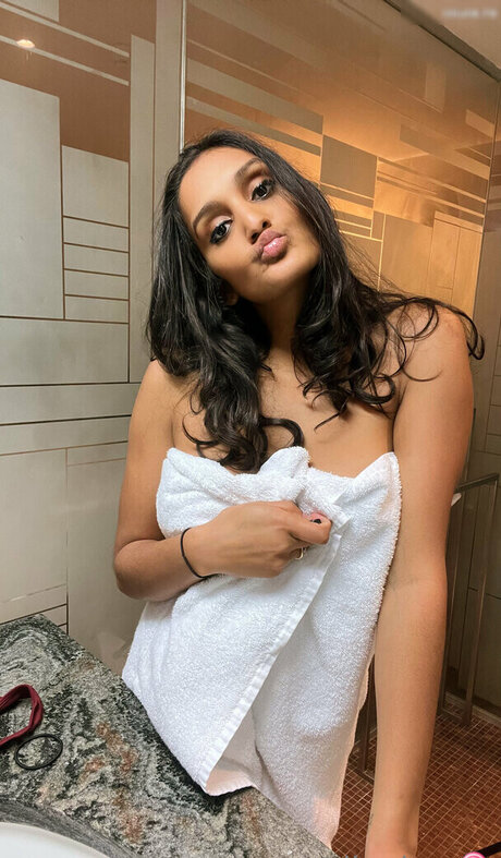 Lea Monet adult model pics