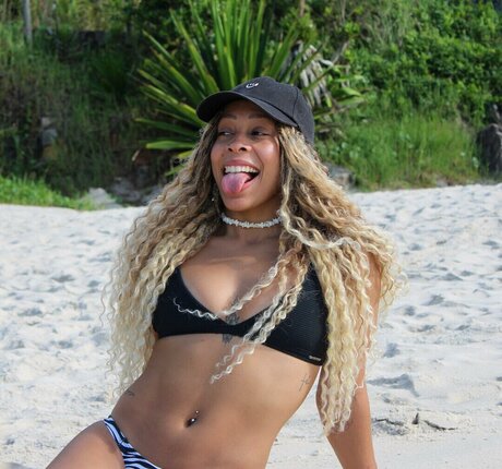 Lorrane Dos Santos sexy star images