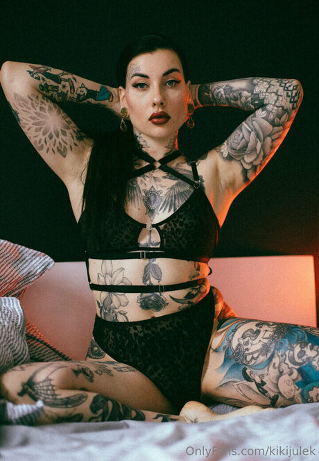 Kiki Julek star sexy img